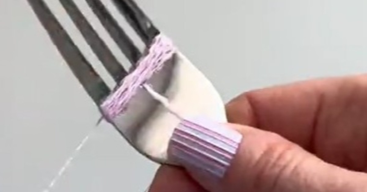 フォークにピンク色の毛糸を巻きつけるだけで……　完成したアイテムに「とってもかわいい」「美しい」【海外】（1/2） | ハンドメイド ねとらぼ