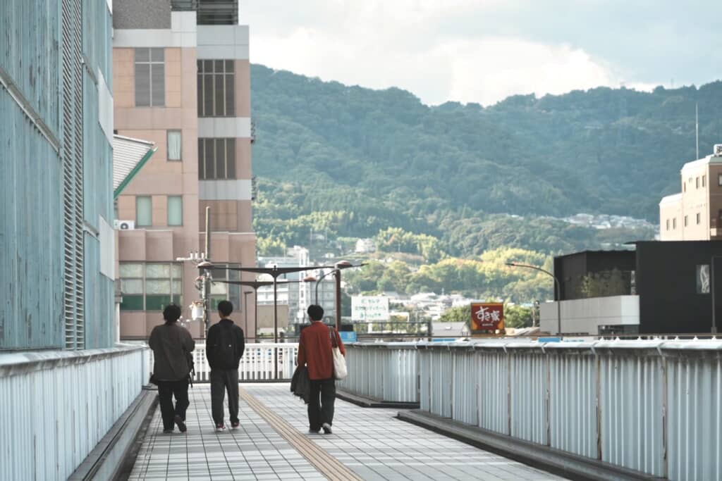 ゴリラ祭ーズ 3rdアルバム『The Drifter』のCDジャケットの裏の元画像。右下のバーコードがあった位置には、牛丼チェーン「すき家」の看板がある。