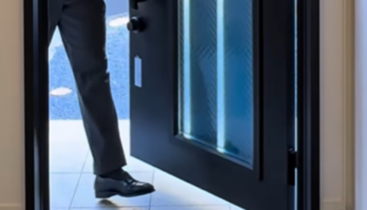 27時間勤務を終えたパパ、疲れ切って帰宅すると……　まさかの光景に「仕事より過酷」「惚れてまうやろー」と504万再生（1/3） | 育児 ねとらぼ