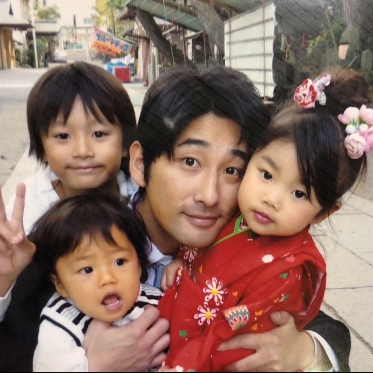 パパにぎゅっとされる娘と息子→17年後……　まさかの家族ショットに「遺伝子強えぇぇ」「俺もこんな父親になりたい」 | ライフスタイル ねとらぼ