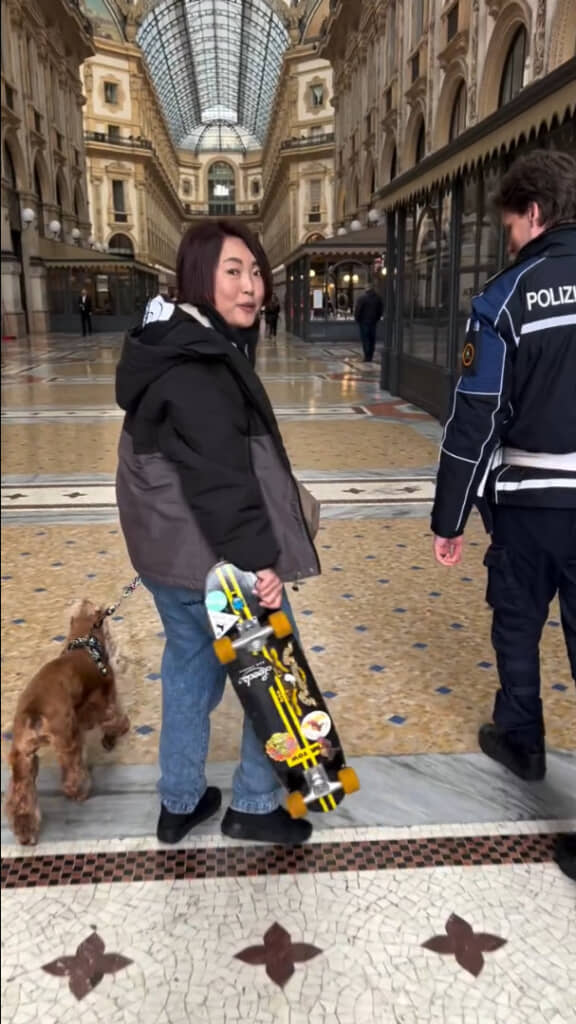 イタリアの警察官の思わぬ言葉に驚いた様子の飼い主さん