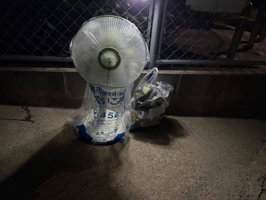ごみ置き場では、なんと扇風機が同じ袋で捨てられていました！