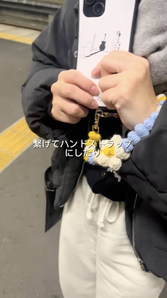 つなげてスマホに付けるハンドストラップにしたり……
