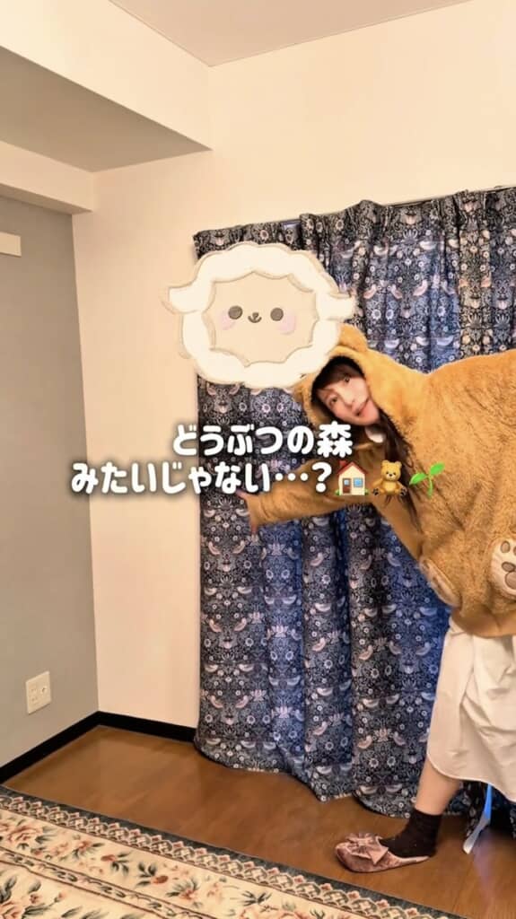 じゅうたんとカーテンのおかげで、早くもおしゃれな雰囲気に！