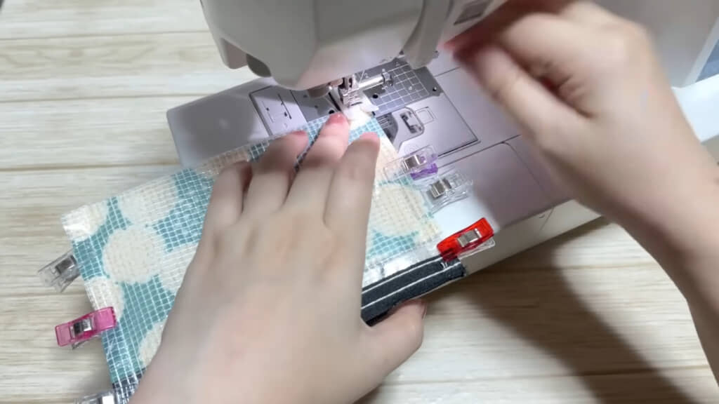 縫い代1センチで両端を縫います