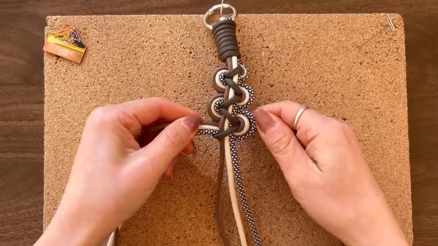 ひもを結んで模様を作っていきます