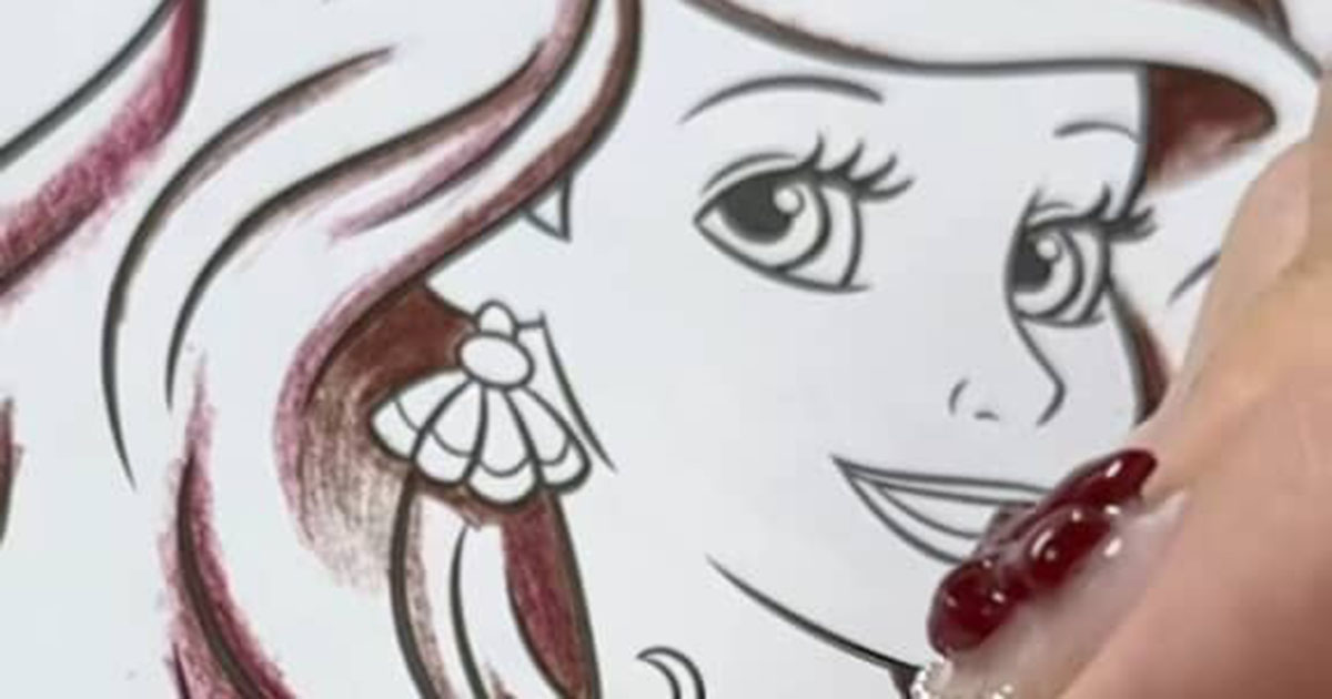100均で買ったディズニープリンセスの塗り絵→プロが本気を出したら……　まさかの仕上がりに「ぴぎゃー!!!!」「才能ですね」（1/2） | カルチャー・アート ねとらぼ