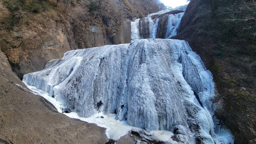 数年ぶりに水が凍りついている袋田の滝