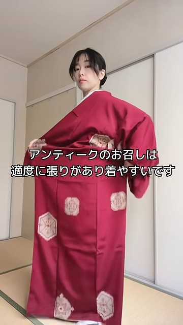 深紅の着物を着付け中
