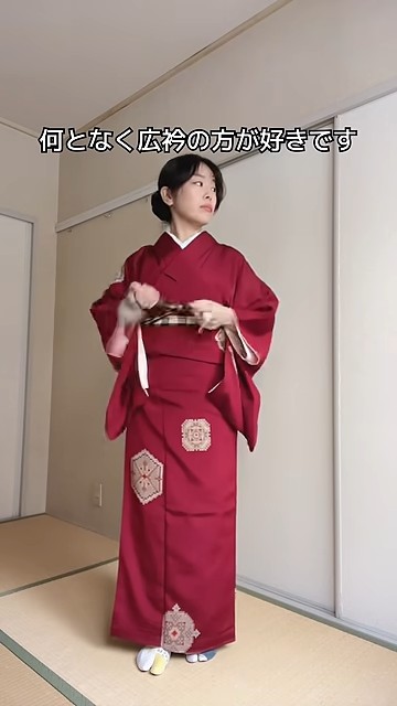 腰紐を結ぶ様子