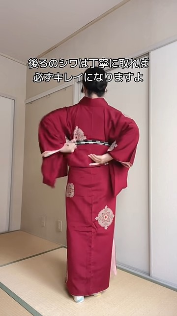 後ろのシワをきれいにする松本さん