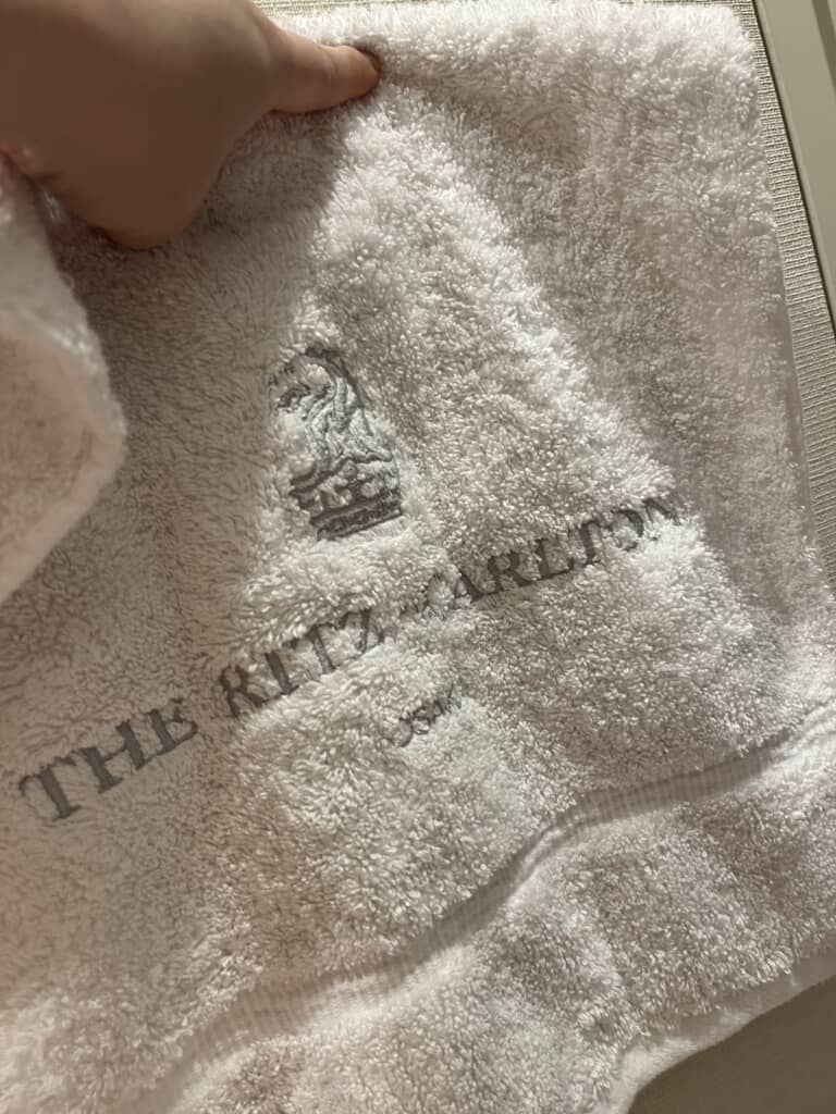 引き出物でもらったザ・リッツ・カールトンのタオル（画像提供：mugi／@_mooomin_）