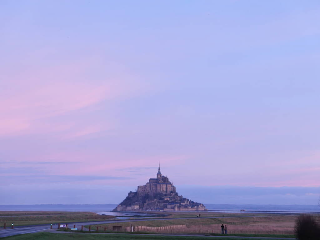 朝焼けの中のモンサンミシェル