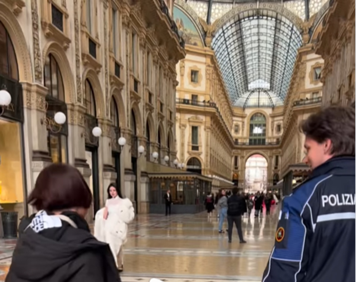 イタリアで歩いていたら警察官に止められ「怒られる」と思ったら……　驚きの光景が1100万再生「えすご！」「なんて粋な」【伊】（1/3） | 犬 ねとらぼ