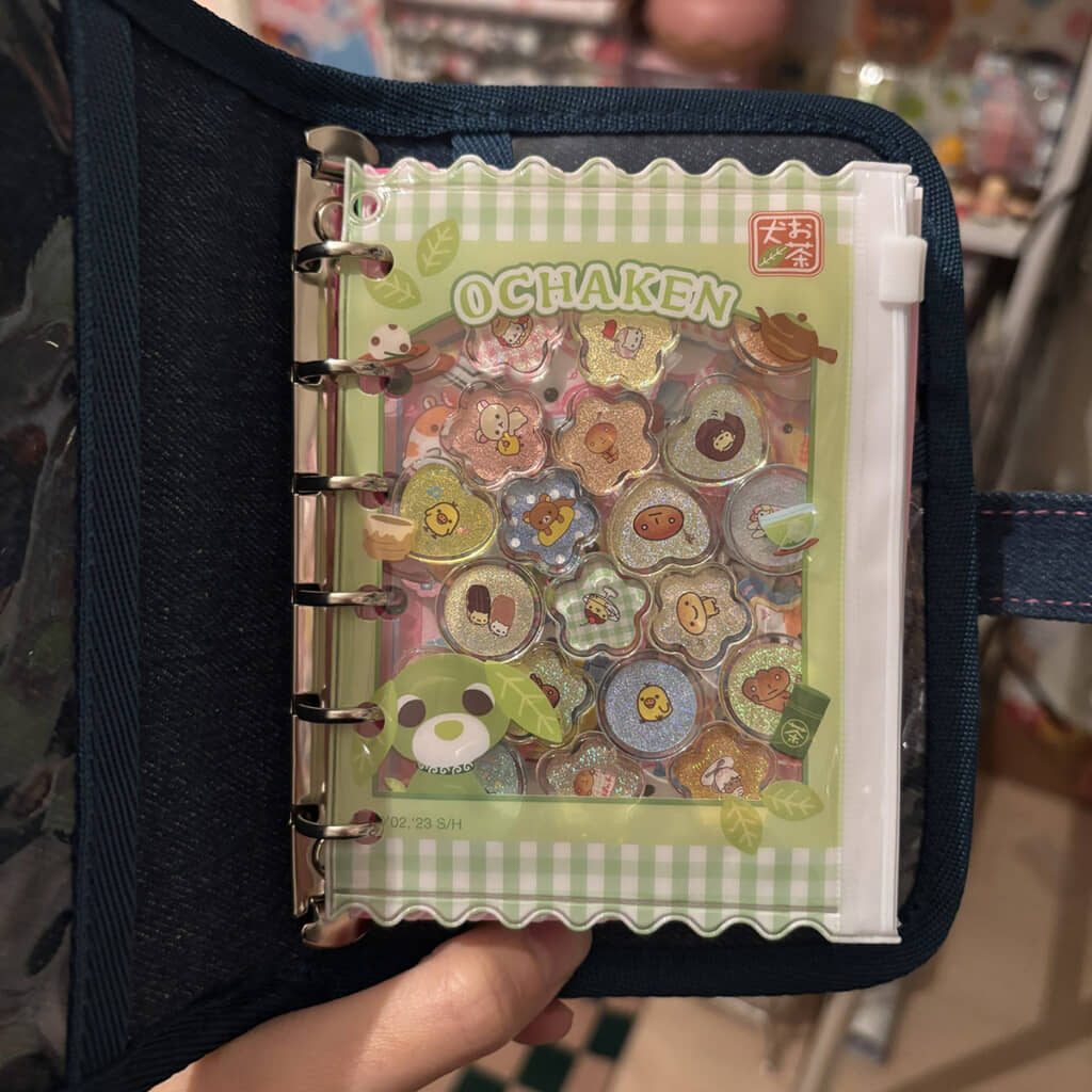 斜めにしても落ちない優秀シール収納