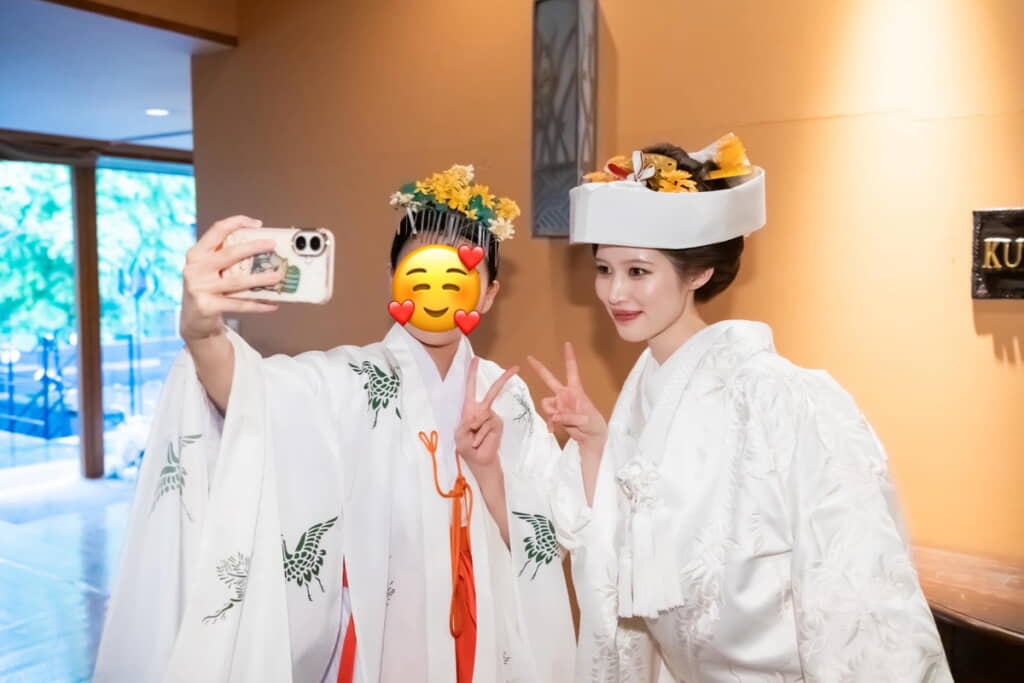 白無垢姿でVサイン!