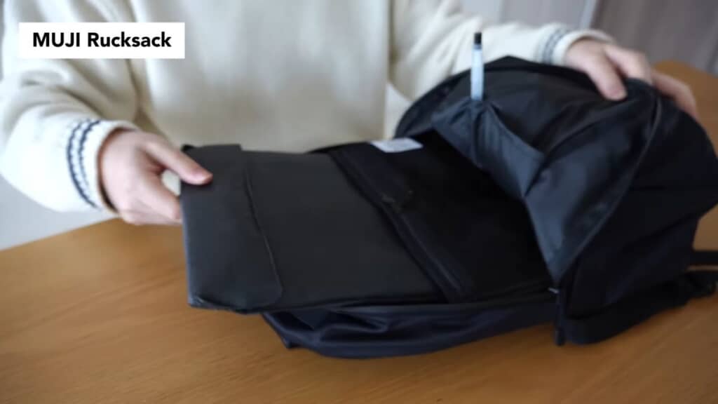 リュック内部にケースごと収納してある13インチのMacBook Air