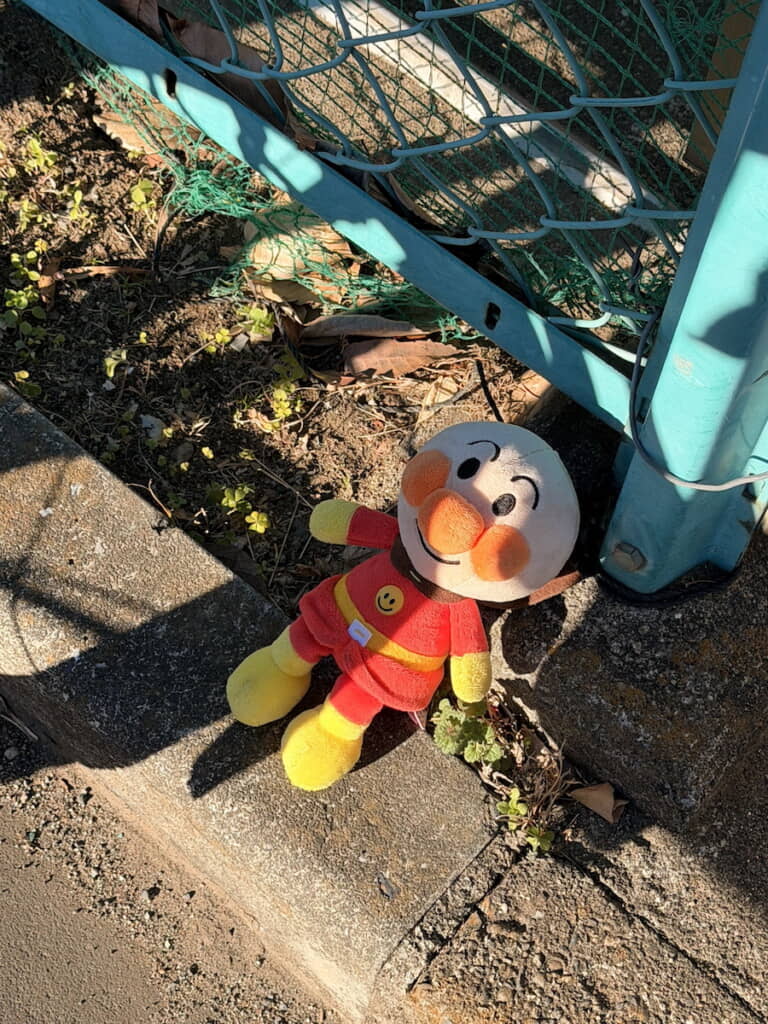 道路の端にアンパンマンがちょこんと座っていた