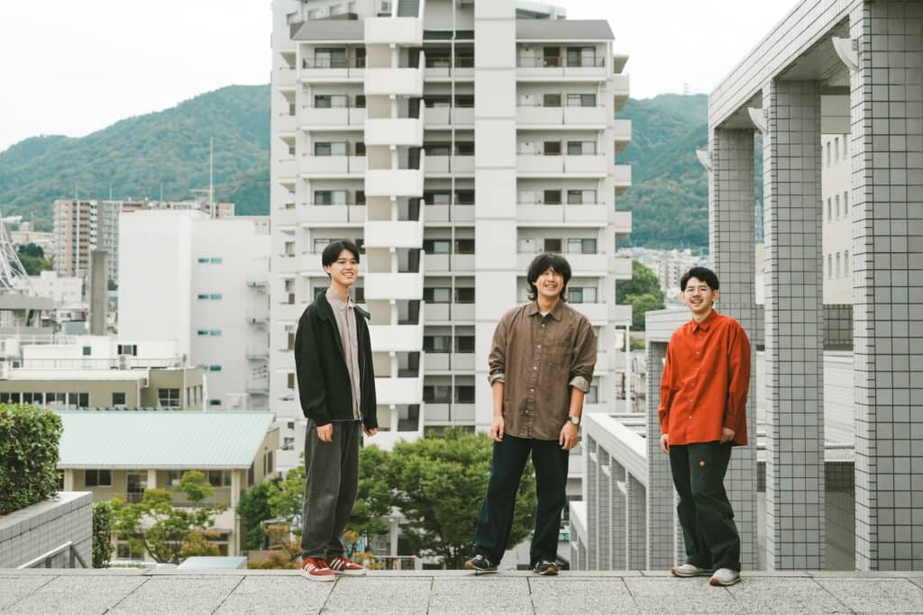 ゴリラ祭ーズのメンバー3人が並んで立っている写真