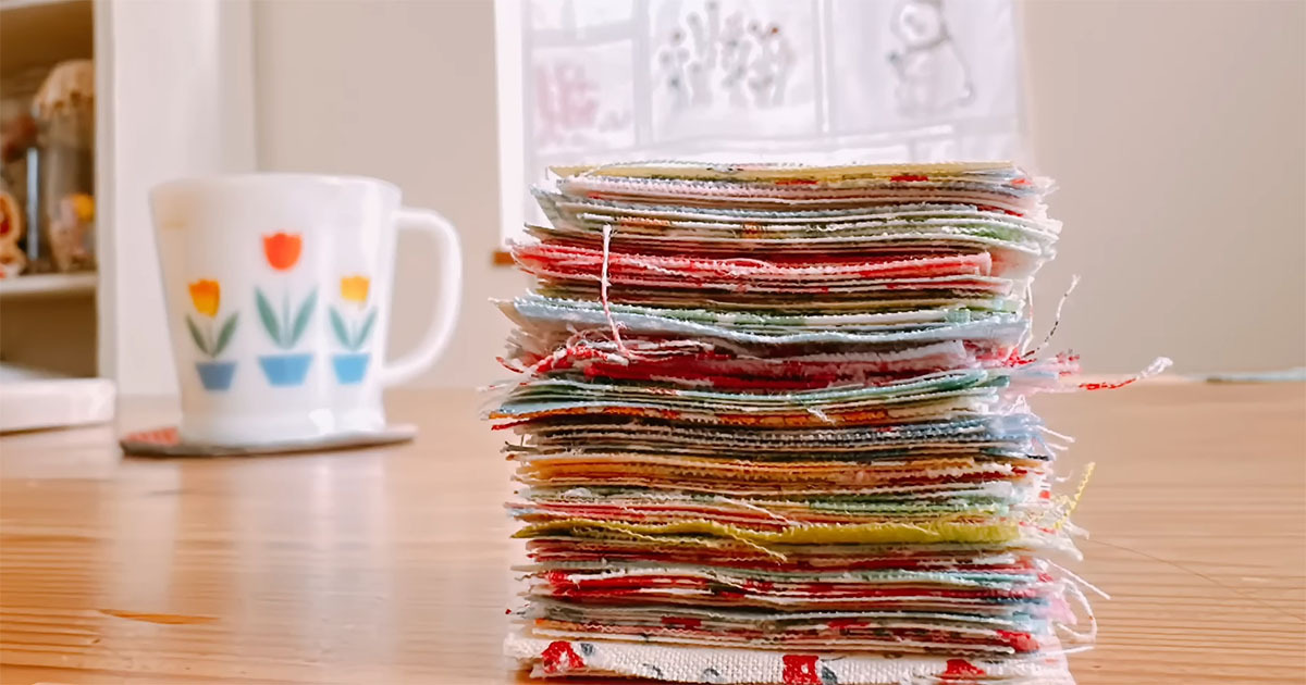 山積みのハギレをダイソー商品に縫い付けたら……　　完成した“便利アイテム”に「目が点になった」「丁寧な手仕事にほれぼれ」（1/3） | ハンドメイド ねとらぼ