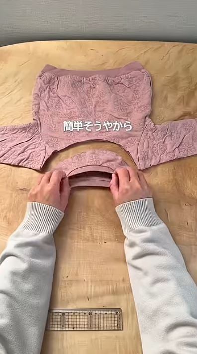 子ども服の首周りをカット