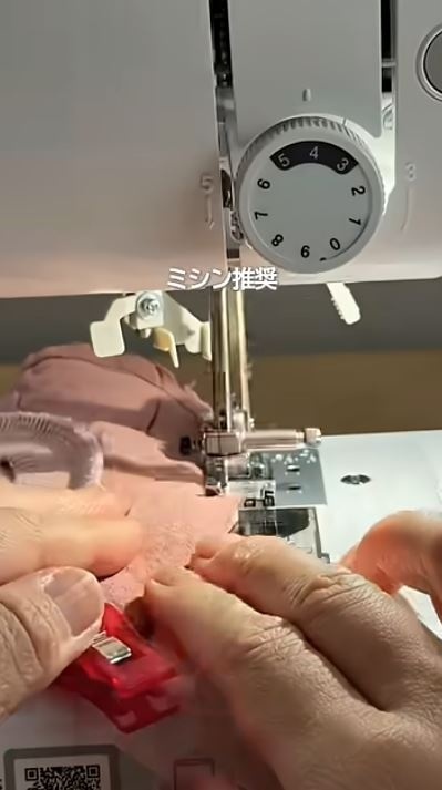 縫い合わせる様子