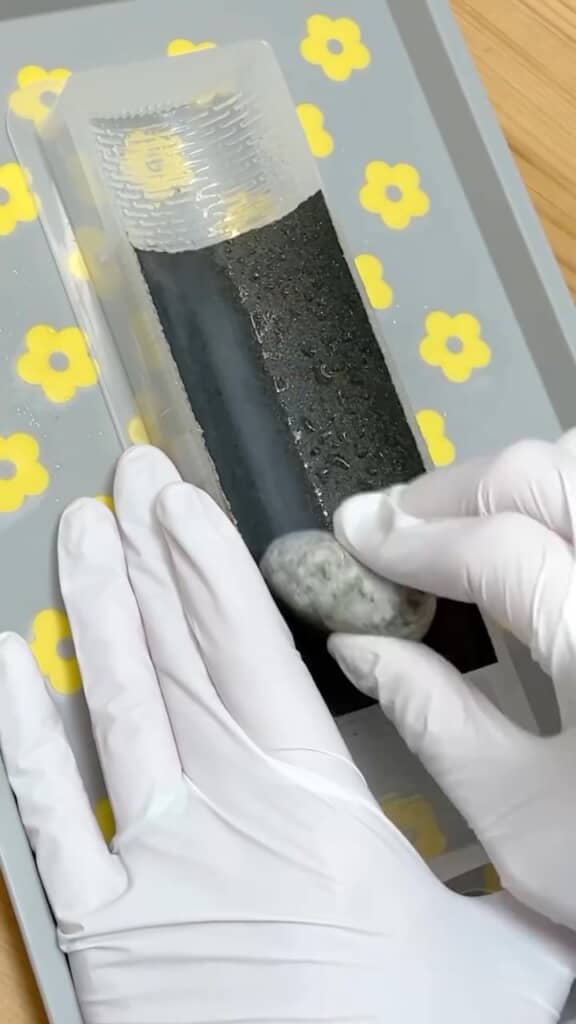 耐水ペーパーで石を磨く様子