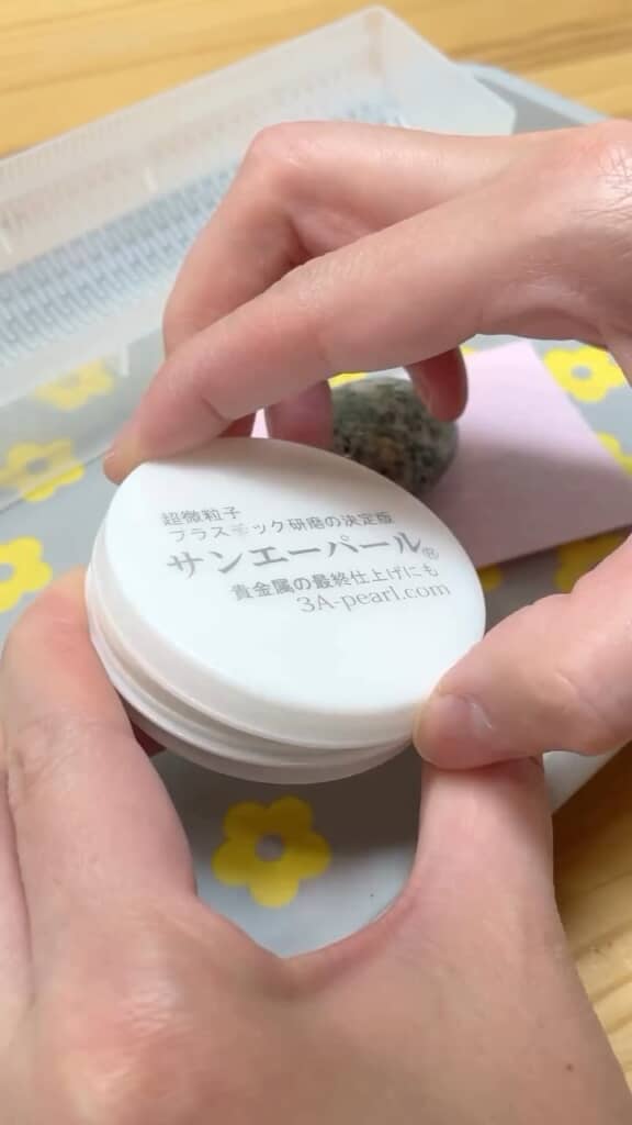 時計修理用の研磨剤を使用