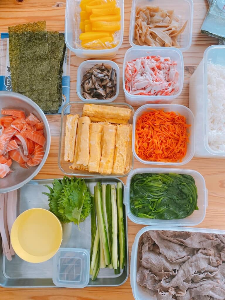 準備したおすしの具材。何を入れようかワクワクします