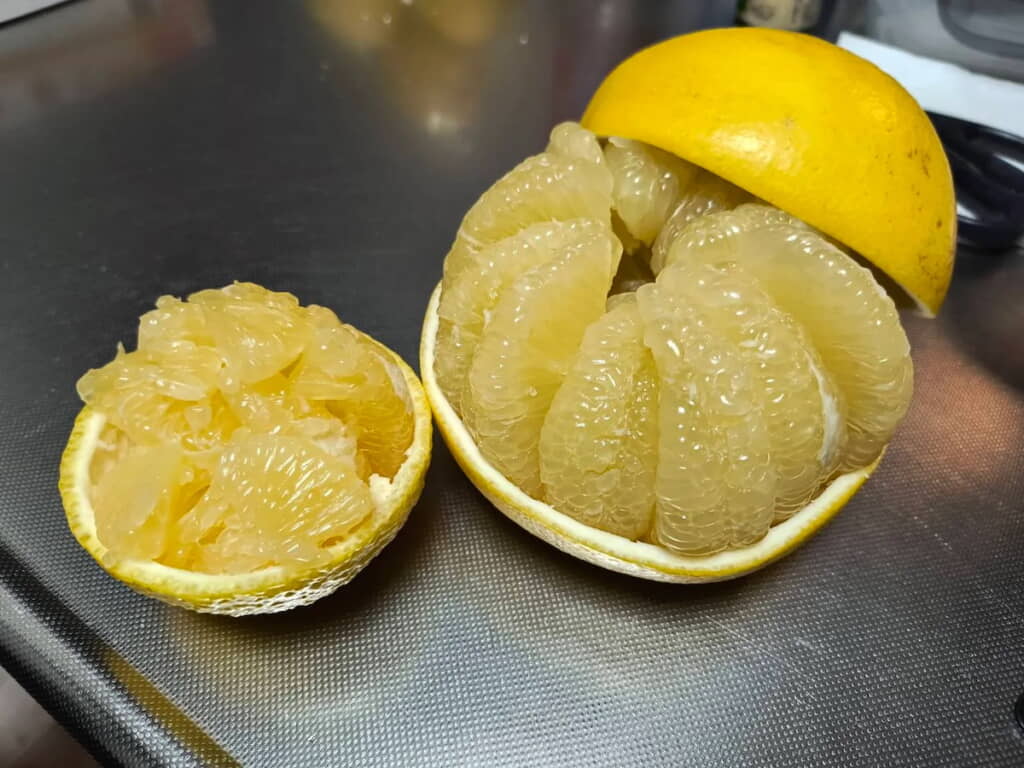 土佐文旦（右）とはるか（左）