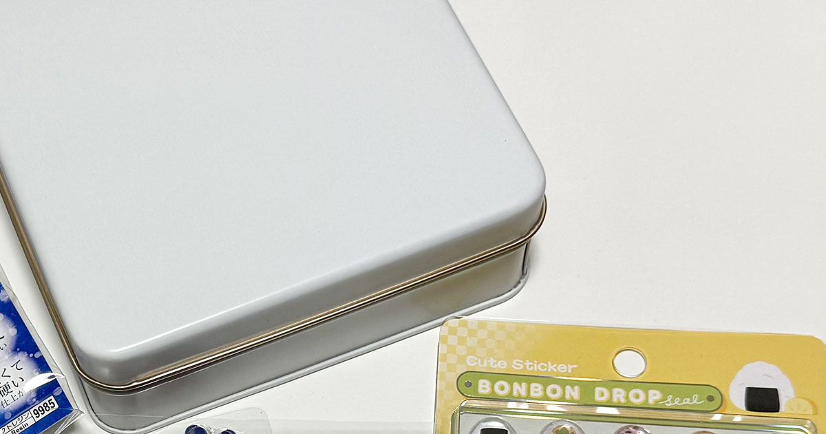 食べ終わったクッキー缶→ボンボンドロップシールでデコったら…… 165万表示の仕上がりに「シールはこうやって使うのが正解!」(1/2) | ライフスタイル ねとらぼ