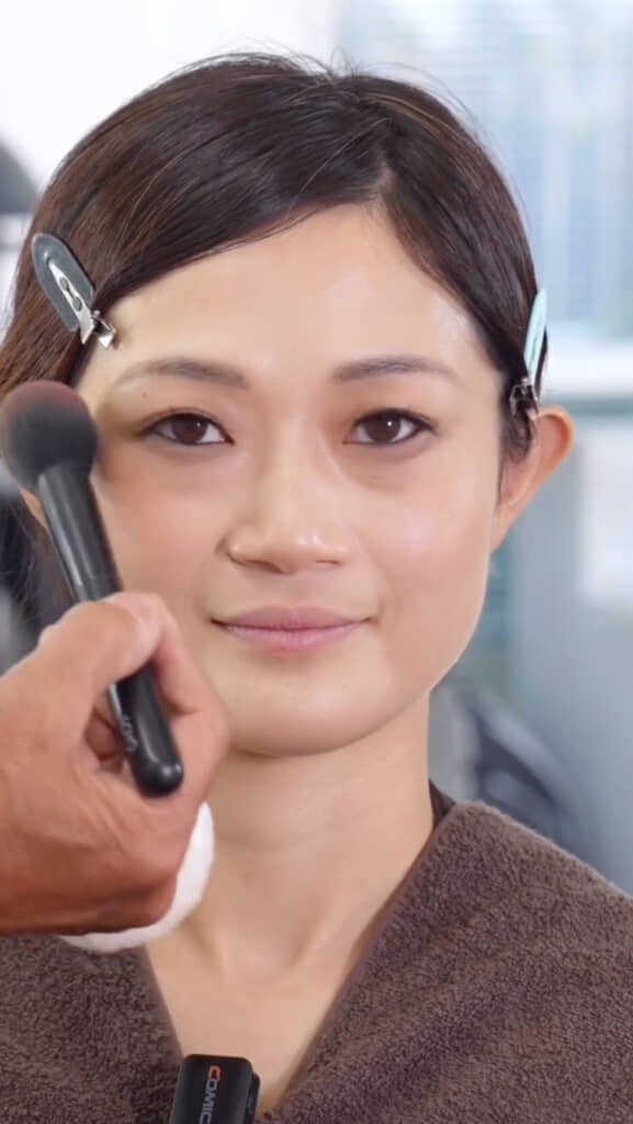 チークを乗せる