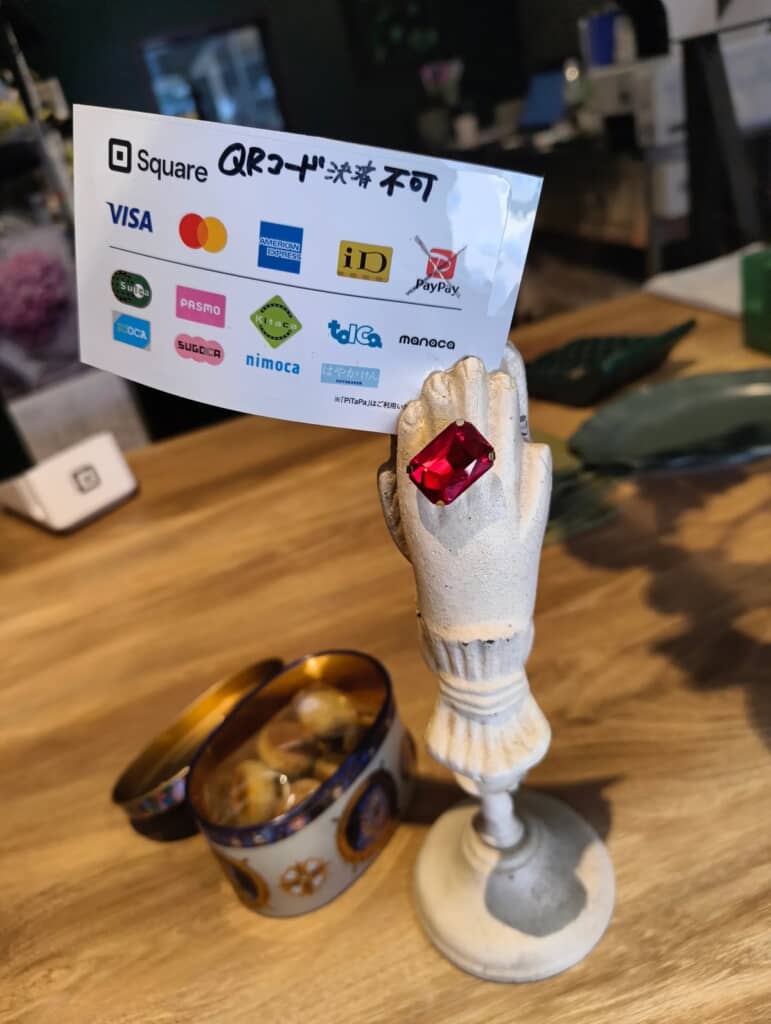 手のオブジェにつけたら指輪のように