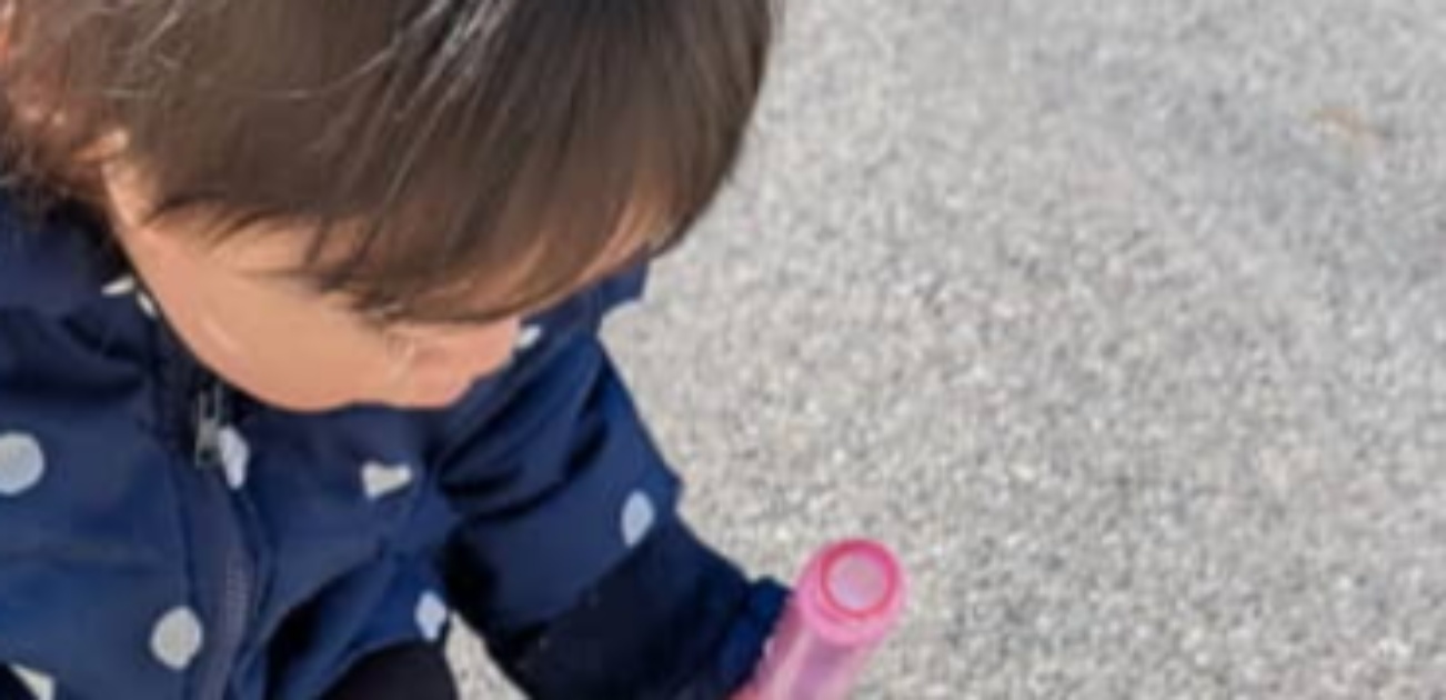 シャボン玉で遊ぶ1歳息子、足元を見ると……　まさかの光景に「何度泣かれたことか」「必ず経験するやつ」（1/3） | 育児 ねとらぼ