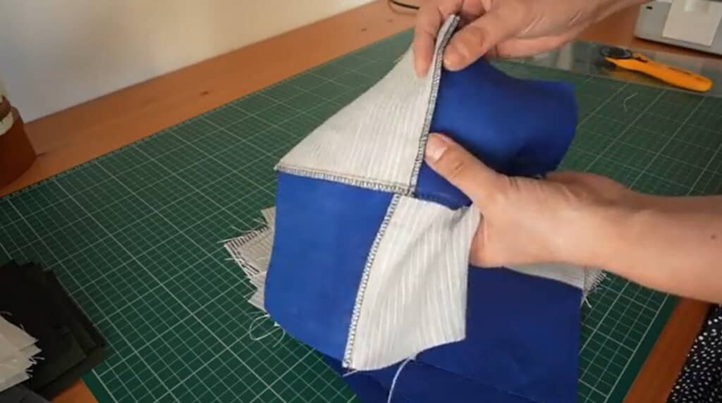 4枚を縫い合わせます（画像は裏側です）