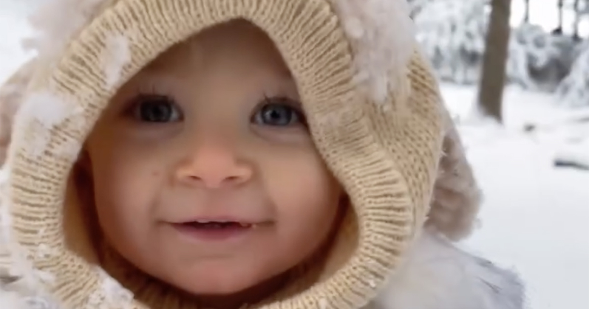 お目目ぱっちりな2歳の赤ちゃん→5年後……「えええええ!?」　“現在の姿”が3850万再生「時がたつのは早いね」【海外】（1/2） | 育児 ねとらぼ