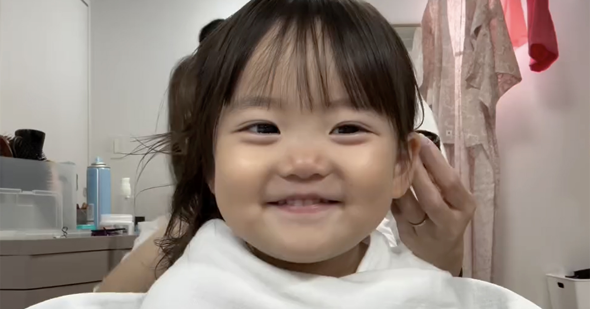 七五三の前撮り→2歳娘がヘアメイクを始めると……「何この子?!」　まさかの姿が730万再生「たまらない」「世界中に見せたい」（1/2） | 育児 ねとらぼ
