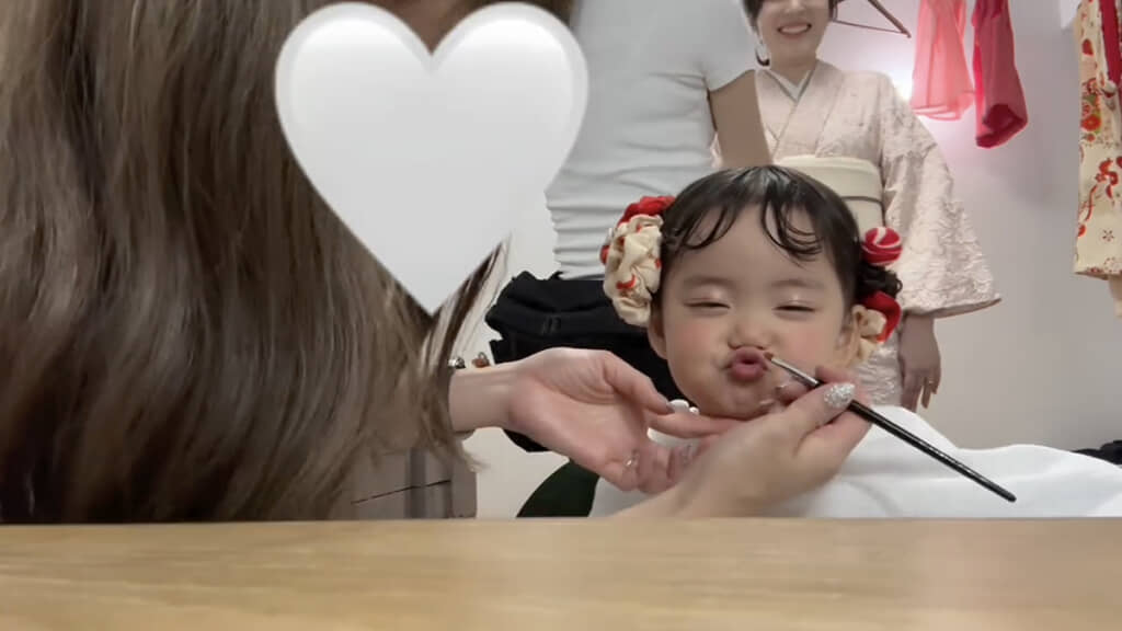 唇を突き出す姿にスタイリストさんもほっこり