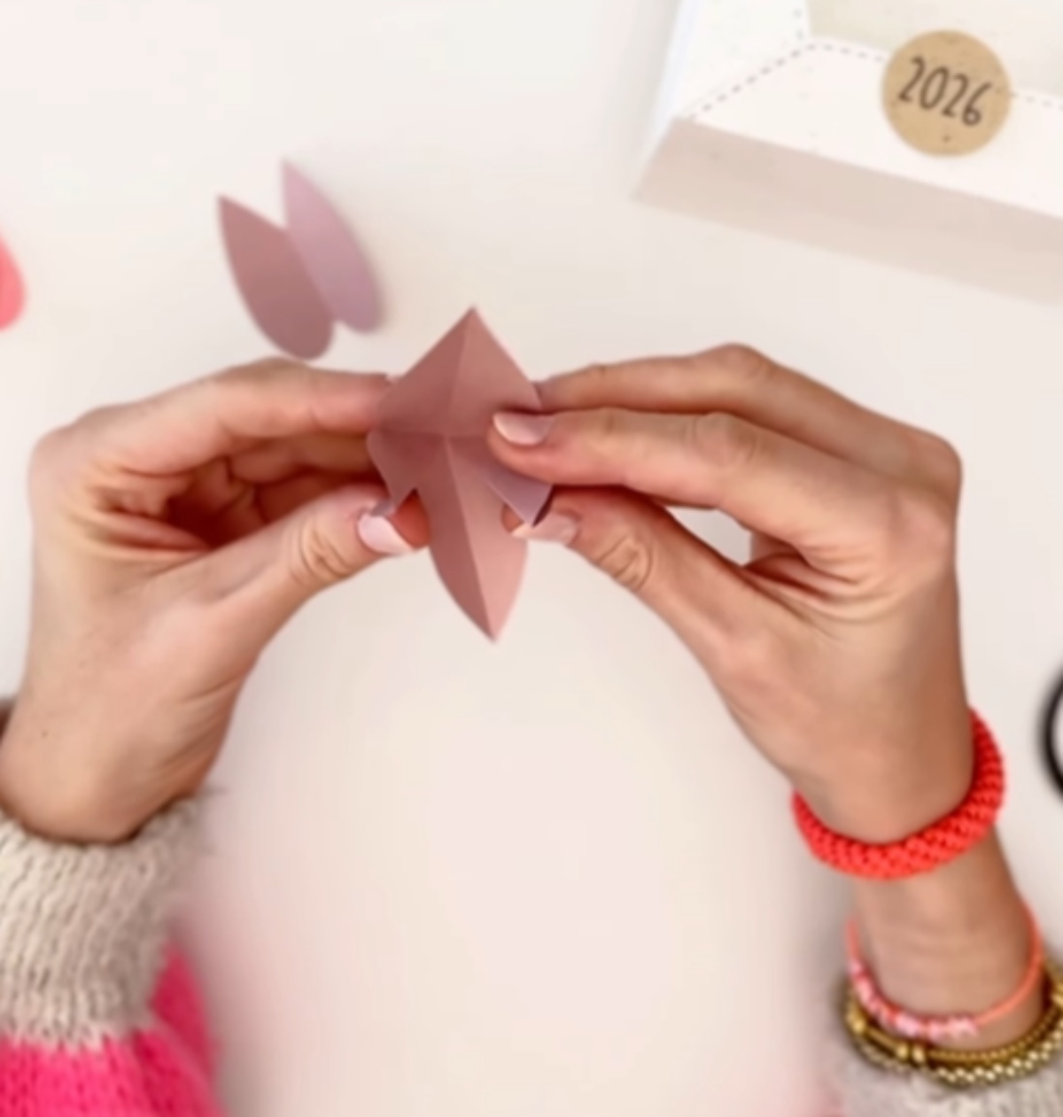 カラフルな紙を折ってペタペタ重ねると……　天才的な完成品が620万再生「わあああああ！」「素敵なギフト」【海外】（1/3） | ライフスタイル ねとらぼ