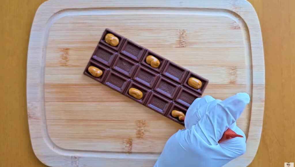 チョコペンを絞り