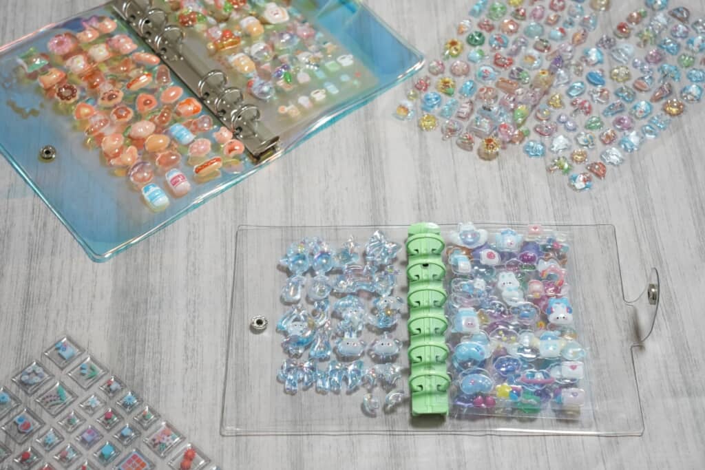 「多分一番最低なページ」というシール帳とは？（出典：PIXTA）