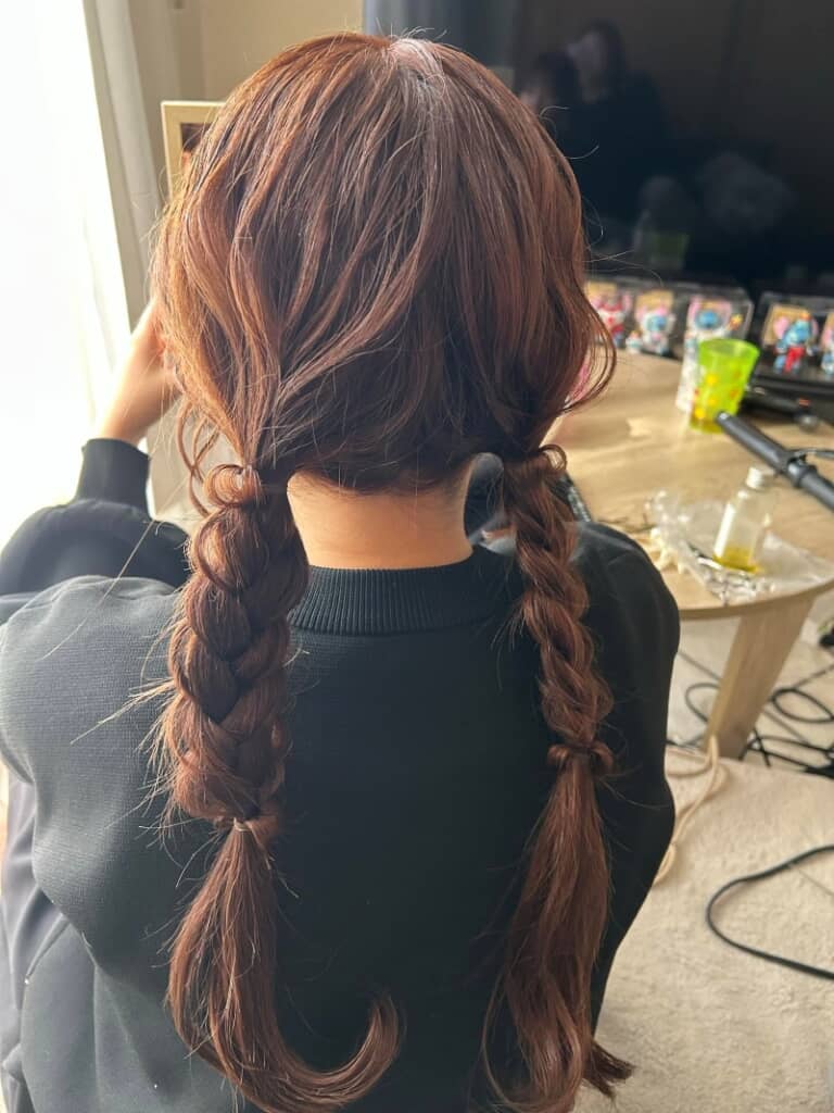 ふわふわした三つ編みがかわいらしいアレンジ