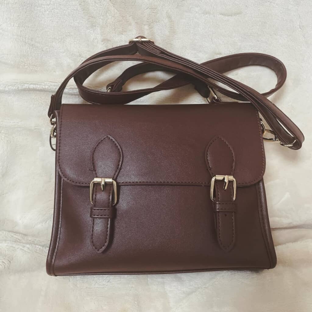 表側は痛バッグとは分かりませんが、裏は「隠」でいっぱいです