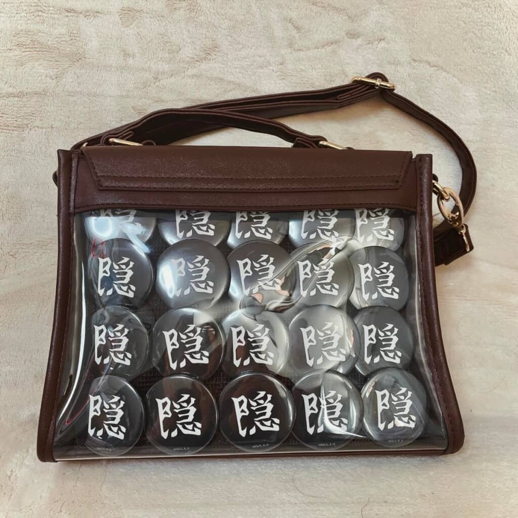 「隠」の文字で埋め尽くされた痛バッグは珍しいですね
