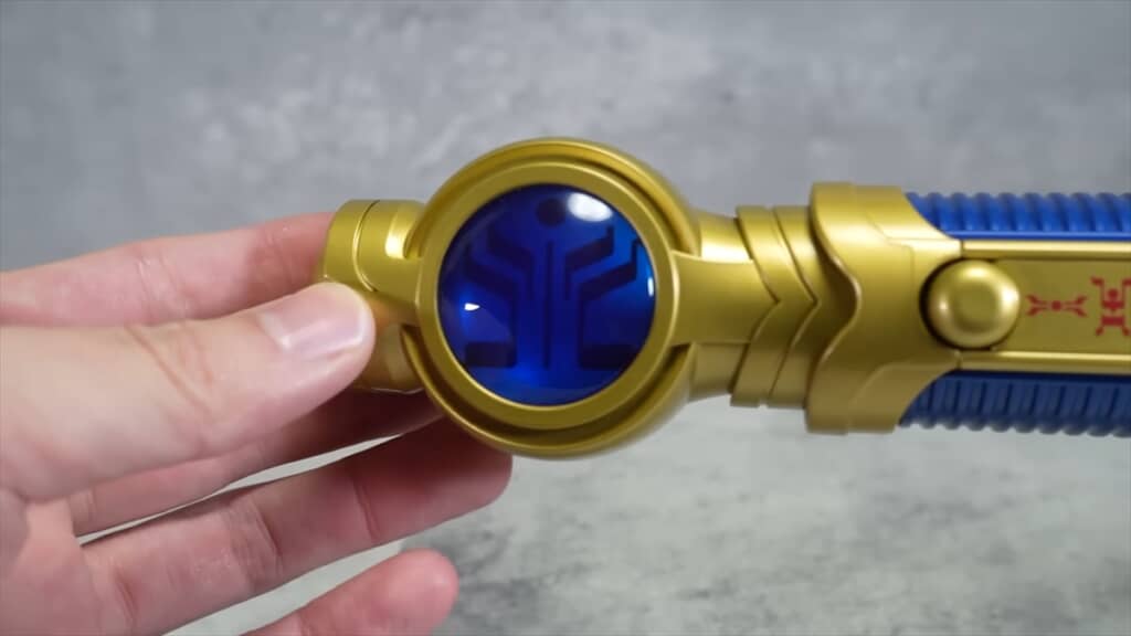 仮面ライダークウガの武器「ドラゴンロッド」の巨大おもちゃ