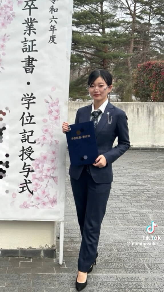 パンツスーツ姿で卒業式へ
