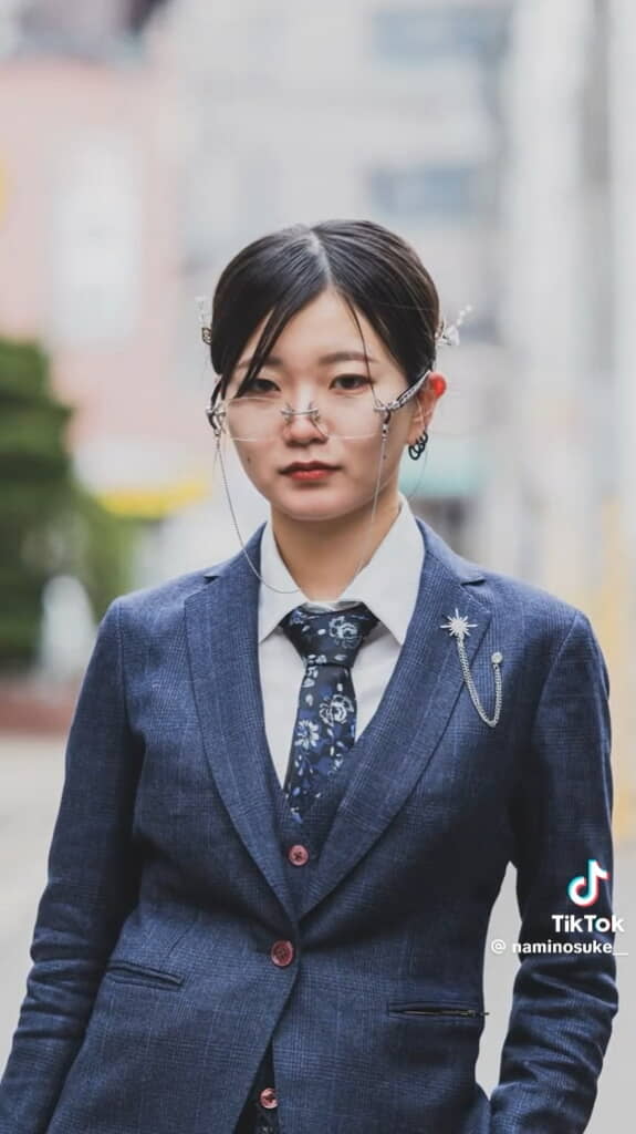 眼鏡、ネクタイ、ピンズに注目