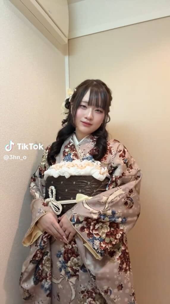 髪の毛は洋風な着物に合わせてダウンスタイルに