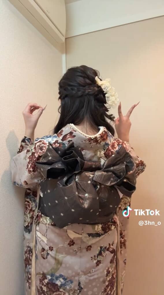 両手で2と0を作り20歳をお祝い