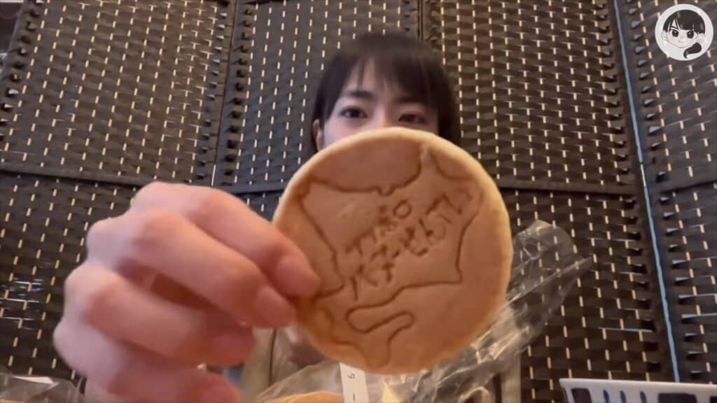 北海道の模様が付いているバターせんべい